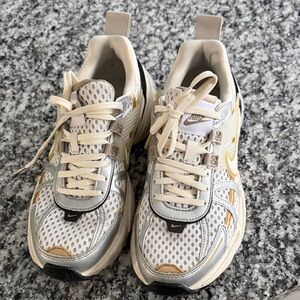 Nike women’s tennis shoes